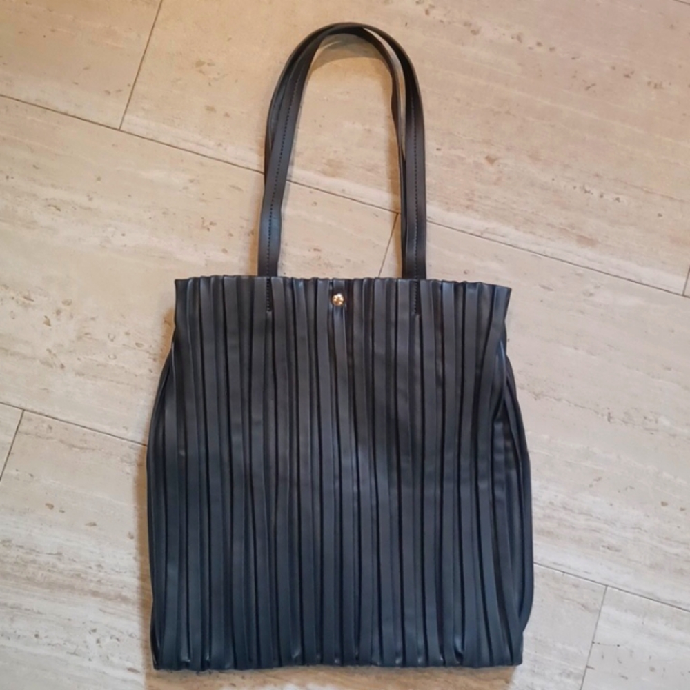 TIJN Rikke Black Pleated Vegan Leather Shoulder/Tote Bag